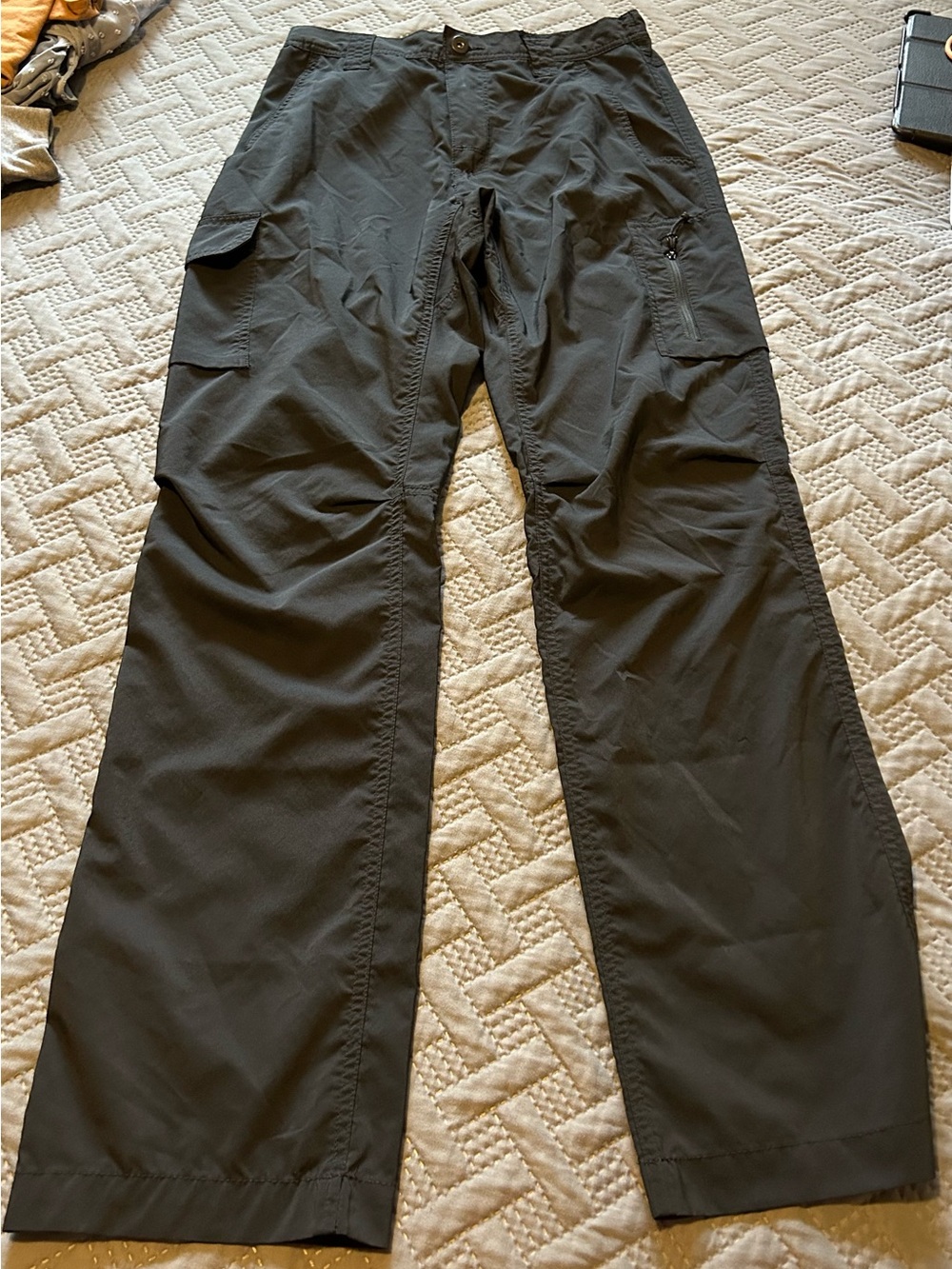 Columbia Men's light weight Black Cargo Pants - Outdoor Warm-up Trousers 30”X32”